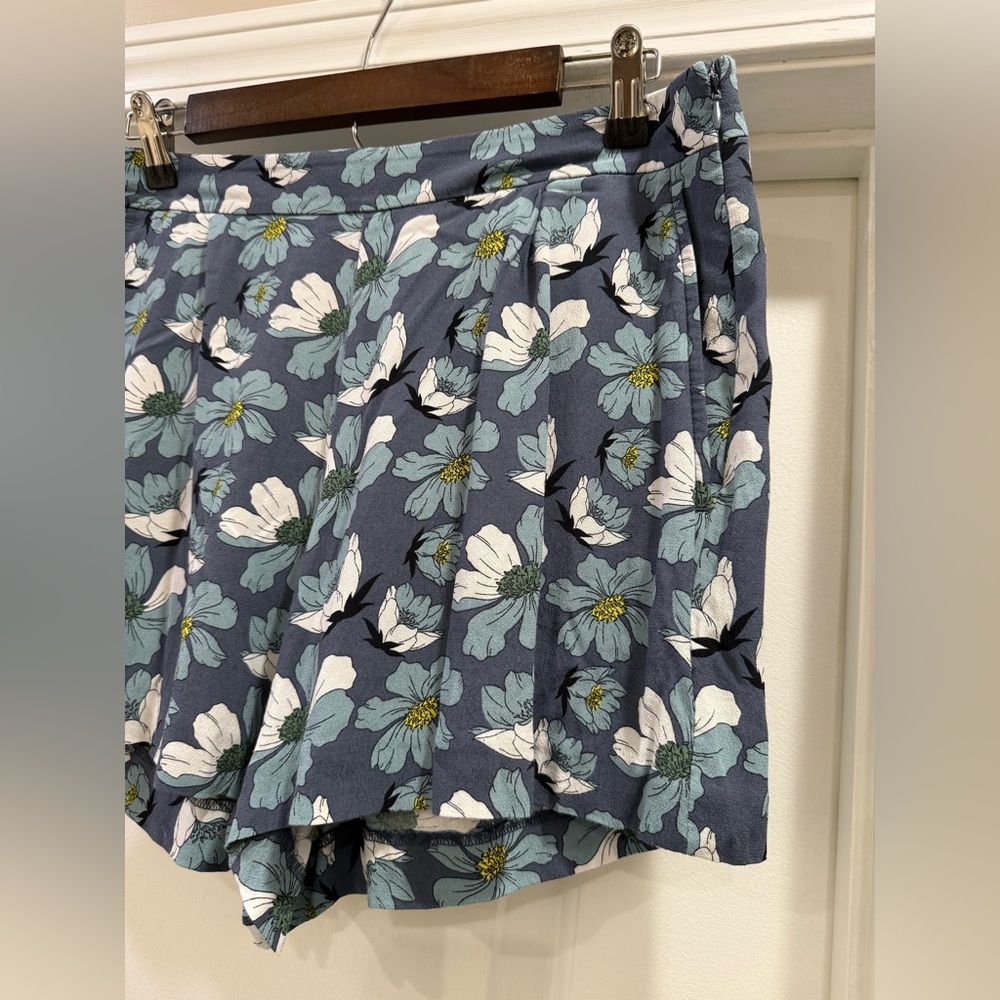 LOFT  Blue Floral Pleated Soft Shorts Size 6 - Picture 6 of 15